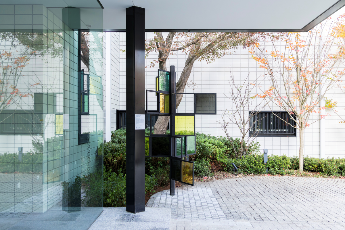 "Komorebi" er laget i oksidert rustfritt stål og med farget munnblåst antikkglass. Antikkglass er ofte blitt brukt der man ønsket et dekorativt og svakt lysdempende glass. Tittelen "Komorebi" er det japanske ordet for sollys som filtreres gjennom trærnes løvverk.  Skulpturens form låner av ambassadens arkitektur og de nærliggende trærne, og kan minne om et geometrisk tre. Materialene kombinerer moderne teknologi og tradisjonelt håndverk i sammensetningen av oksidert stål med munnblåst glass. Kunstverket er utført i Norge av lokale håndverkere fra Oslo, og deretter fraktet til Tokyo hvor skulpturen ble montert av kunstneren selv. De synlige skruene og sammenføyningene er en del av verkets uttrykk.