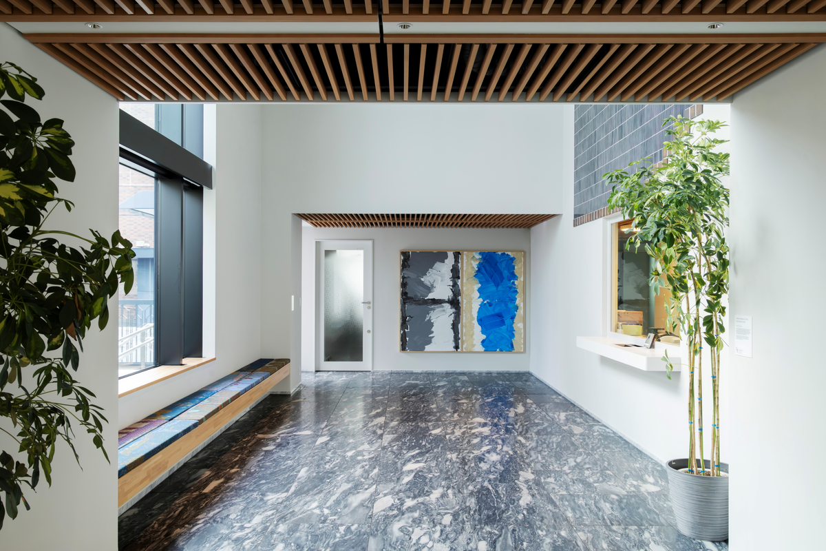 Inne i resepsjonen møter vi et todelt kunstverk av Sveinung Rudjord Unneland (f. 1981). Det abstrakte maleriet "H I" er satt sammen av fire enkeltlerreter, mens tekstilarbeidet Interiør består av åtte individuelle puter vevd i ull på jacquardvev, plassert på en integrert benk. Mønstrene på putene er avfotograferinger av den delen av malerier vi vanligvis ikke ser, nemlig sidene og kantene på lerretet der malingen har rent over kanten. Det er deler av malerier som gjerne blir ignorert, eller er skjult av rammer. Tekstilene er utviklet og vevd i samarbeid med den norske tekstildesigneren Jon Pettersen, og er produsert ved det norske veveriet KRIVI Vev.