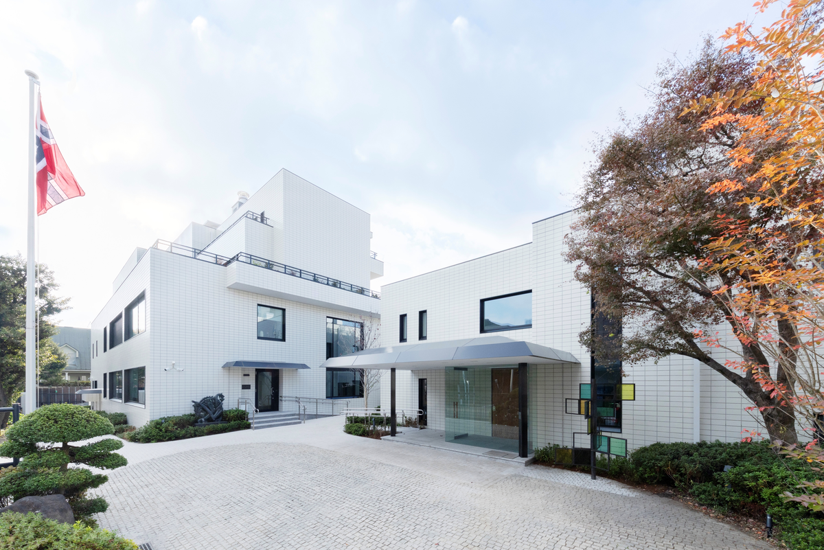 "Komorebi" er laget i oksidert rustfritt stål og med farget munnblåst antikkglass. Antikkglass er ofte blitt brukt der man ønsket et dekorativt og svakt lysdempende glass. Tittelen "Komorebi" er det japanske ordet for sollys som filtreres gjennom trærnes løvverk.  Skulpturens form låner av ambassadens arkitektur og de nærliggende trærne, og kan minne om et geometrisk tre. Materialene kombinerer moderne teknologi og tradisjonelt håndverk i sammensetningen av oksidert stål med munnblåst glass. Kunstverket er utført i Norge av lokale håndverkere fra Oslo, og deretter fraktet til Tokyo hvor skulpturen ble montert av kunstneren selv. De synlige skruene og sammenføyningene er en del av verkets uttrykk.