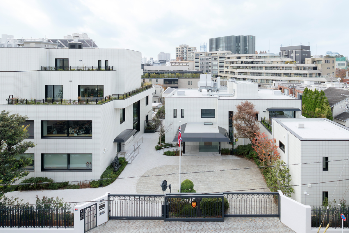 "Komorebi" er laget i oksidert rustfritt stål og med farget munnblåst antikkglass. Antikkglass er ofte blitt brukt der man ønsket et dekorativt og svakt lysdempende glass. Tittelen "Komorebi" er det japanske ordet for sollys som filtreres gjennom trærnes løvverk.  Skulpturens form låner av ambassadens arkitektur og de nærliggende trærne, og kan minne om et geometrisk tre. Materialene kombinerer moderne teknologi og tradisjonelt håndverk i sammensetningen av oksidert stål med munnblåst glass. Kunstverket er utført i Norge av lokale håndverkere fra Oslo, og deretter fraktet til Tokyo hvor skulpturen ble montert av kunstneren selv. De synlige skruene og sammenføyningene er en del av verkets uttrykk.