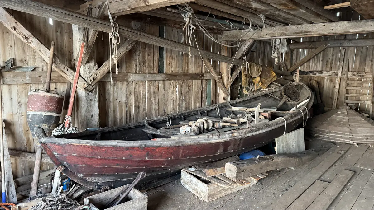 En spissgattet robåt av færingtype, men men med tre rorom, også kalt seksring. Innved følger med, og består av stamnruller og lineruller, øsekar, glasskuleblåser i nett og i trerammer, garngløyt, rorvol, vantnåler, fiskesule og Natthus med kompass(R.18623).