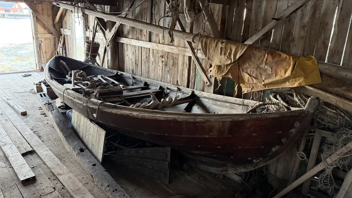 En spissgattet robåt av færingtype, men men med tre rorom, også kalt seksring. Innved følger med, og består av stamnruller og lineruller, øsekar, glasskuleblåser i nett og i trerammer, garngløyt, rorvol, vantnåler, fiskesule og Natthus med kompass(R.18623).