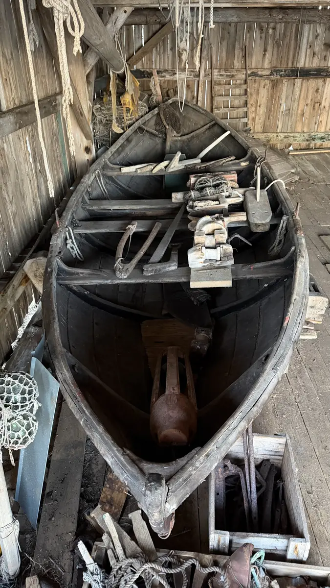 En spissgattet robåt av færingtype, men men med tre rorom, også kalt seksring. Innved følger med, og består av stamnruller og lineruller, øsekar, glasskuleblåser i nett og i trerammer, garngløyt, rorvol, vantnåler, fiskesule og Natthus med kompass(R.18623).