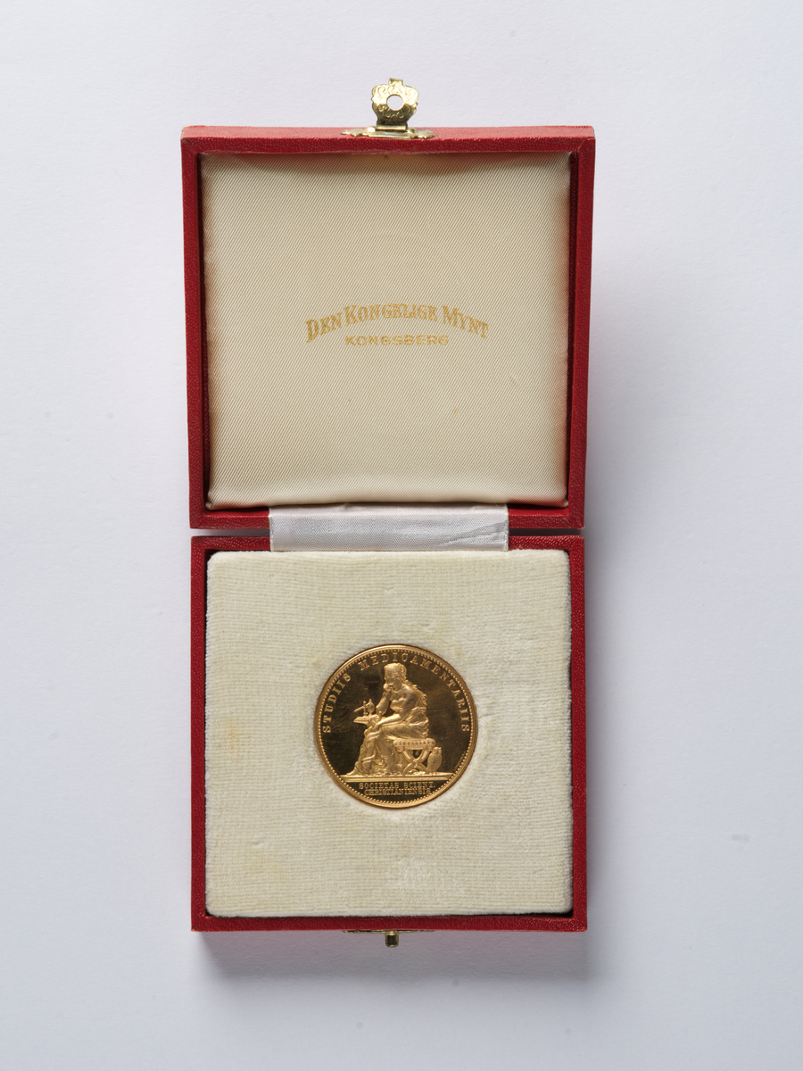 Medalje i etui trukket med mørkerødt skinn (A).