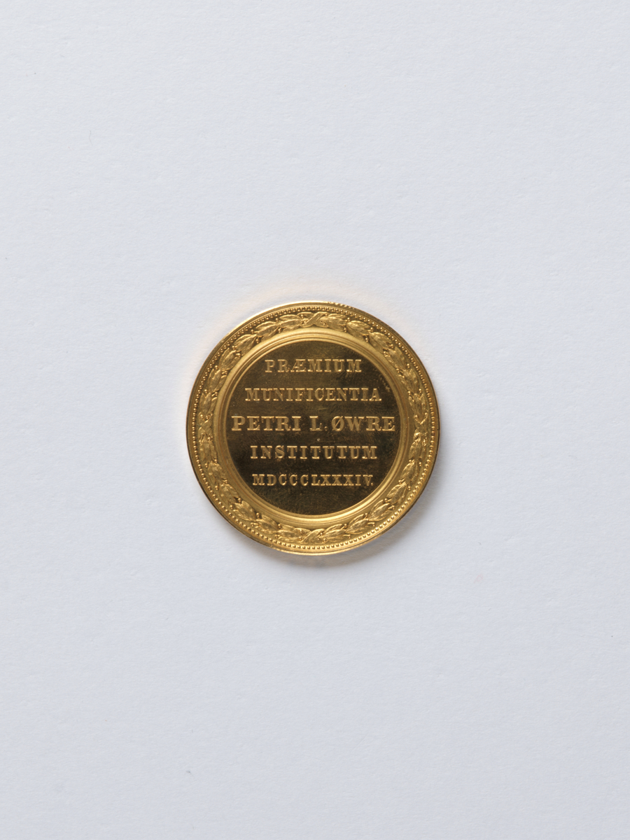 Medalje i etui trukket med mørkerødt skinn (A).