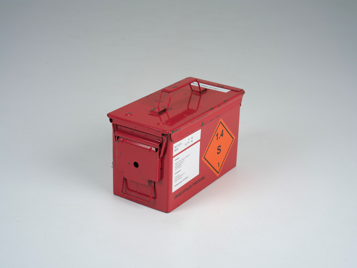 Ammunisjonskasse med hengslet lokk som brukes til å frakte og oppbevare skarp ammunisjon. Innvendig er det en beholder av tre med plass til femti patroner.