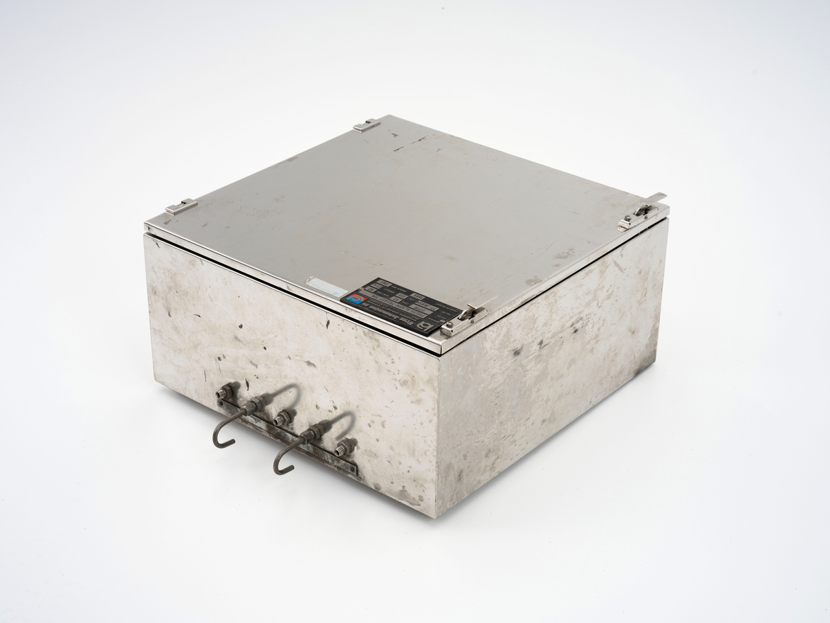 Kontrollskap for overtrykkovervåking. Skapet inneholder manometer, brytere og utstyr for måling av romtrykk i forhold til atmosfæretrykk. Ved lavt trykk gir systemet varsling.

Innvendig i skapet er det limt fast en korrosjonsinhibitor av skumplast som bidrar til å beskytte metalloverflatene inni skapet mot fukt, salter og forurensninger i luften.