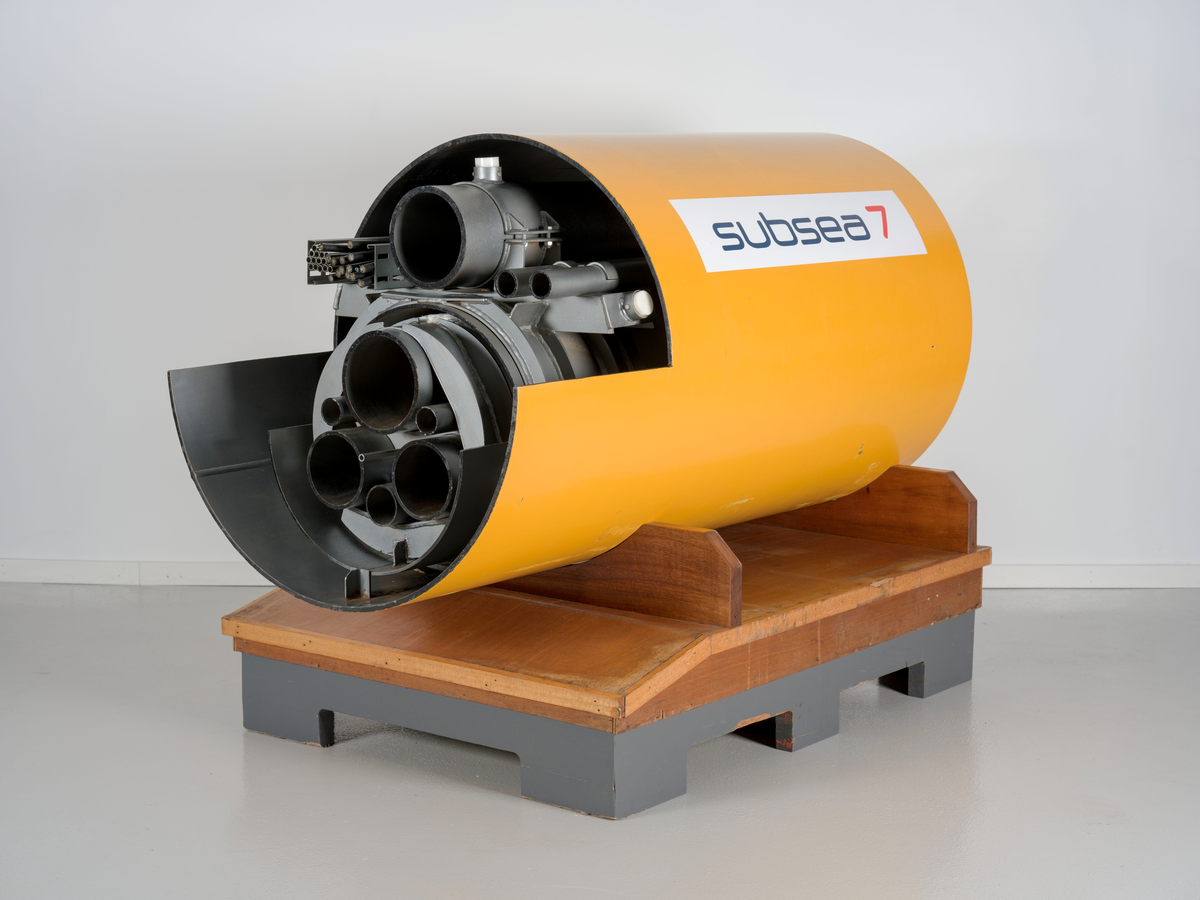 Utstillingsmodell bestående av flere rør som er buntet sammen innvendig i et større rør. Modellen er identisk med rørbunt som ble tatt i bruk på havbunnen på Gullfaks Sør i 1998.