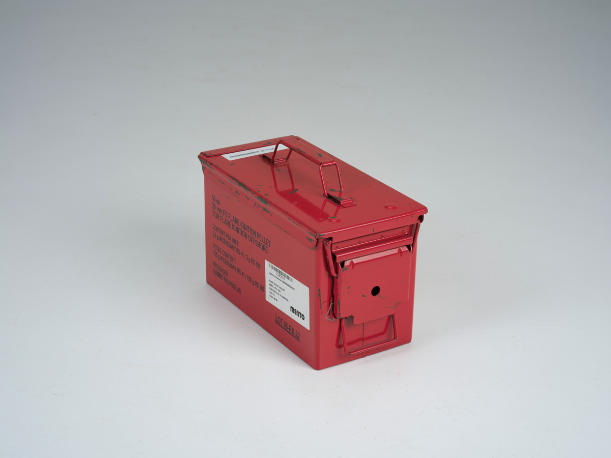 Ammunisjonskasse med hengslet lokk som brukes til å frakte og oppbevare skarp ammunisjon. Innvendig er det en beholder av tre med plass til femti patroner.