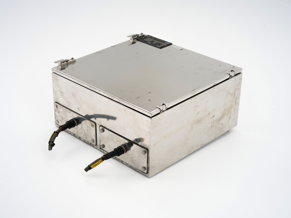 Kontrollskap for overtrykkovervåking. Skapet inneholder manometer, brytere og utstyr for måling av romtrykk i forhold til atmosfæretrykk. Ved lavt trykk gir systemet varsling.

Innvendig i skapet er det limt fast en korrosjonsinhibitor av skumplast som bidrar til å beskytte metalloverflatene inni skapet mot fukt, salter og forurensninger i luften.