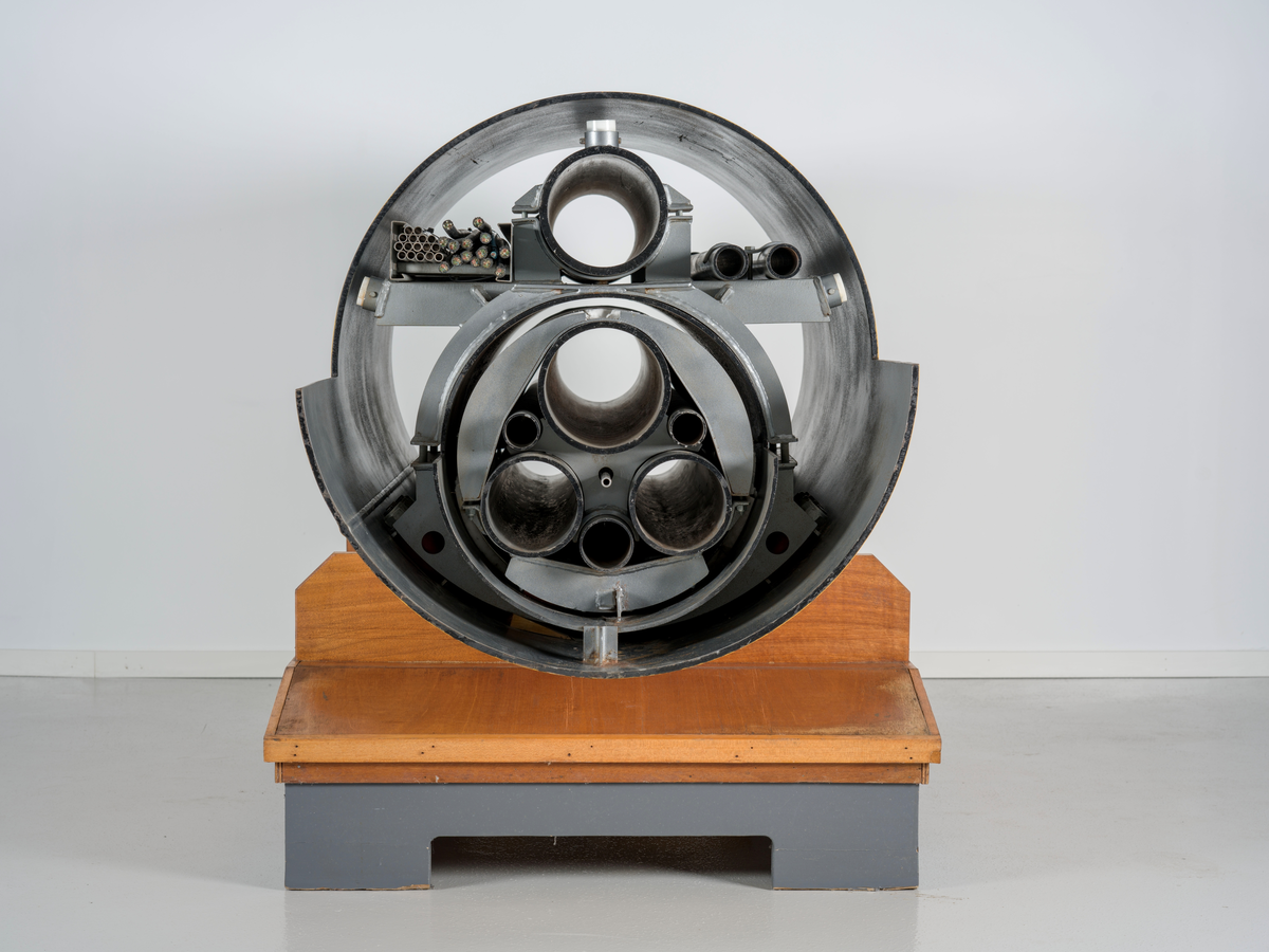 Utstillingsmodell bestående av flere rør som er buntet sammen innvendig i et større rør. Modellen er identisk med rørbunt som ble tatt i bruk på havbunnen på Gullfaks Sør i 1998.