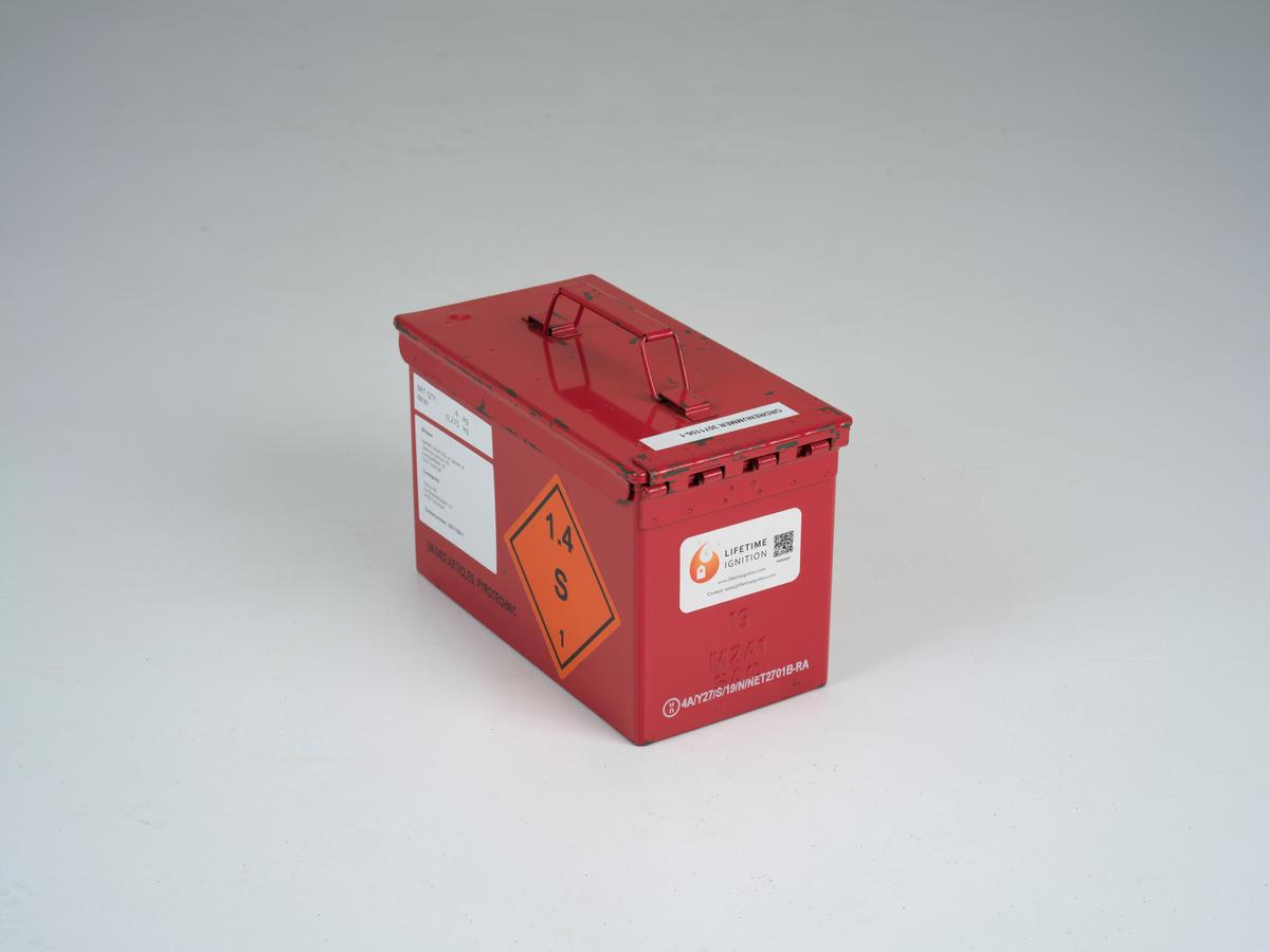 Ammunisjonskasse med hengslet lokk som brukes til å frakte og oppbevare skarp ammunisjon. Innvendig er det en beholder av tre med plass til femti patroner.