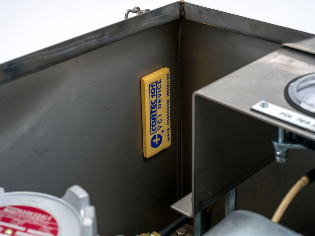 Kontrollskap for overtrykkovervåking. Skapet inneholder manometer, brytere og utstyr for måling av romtrykk i forhold til atmosfæretrykk. Ved lavt trykk gir systemet varsling.

Innvendig i skapet er det limt fast en korrosjonsinhibitor av skumplast som bidrar til å beskytte metalloverflatene inni skapet mot fukt, salter og forurensninger i luften.