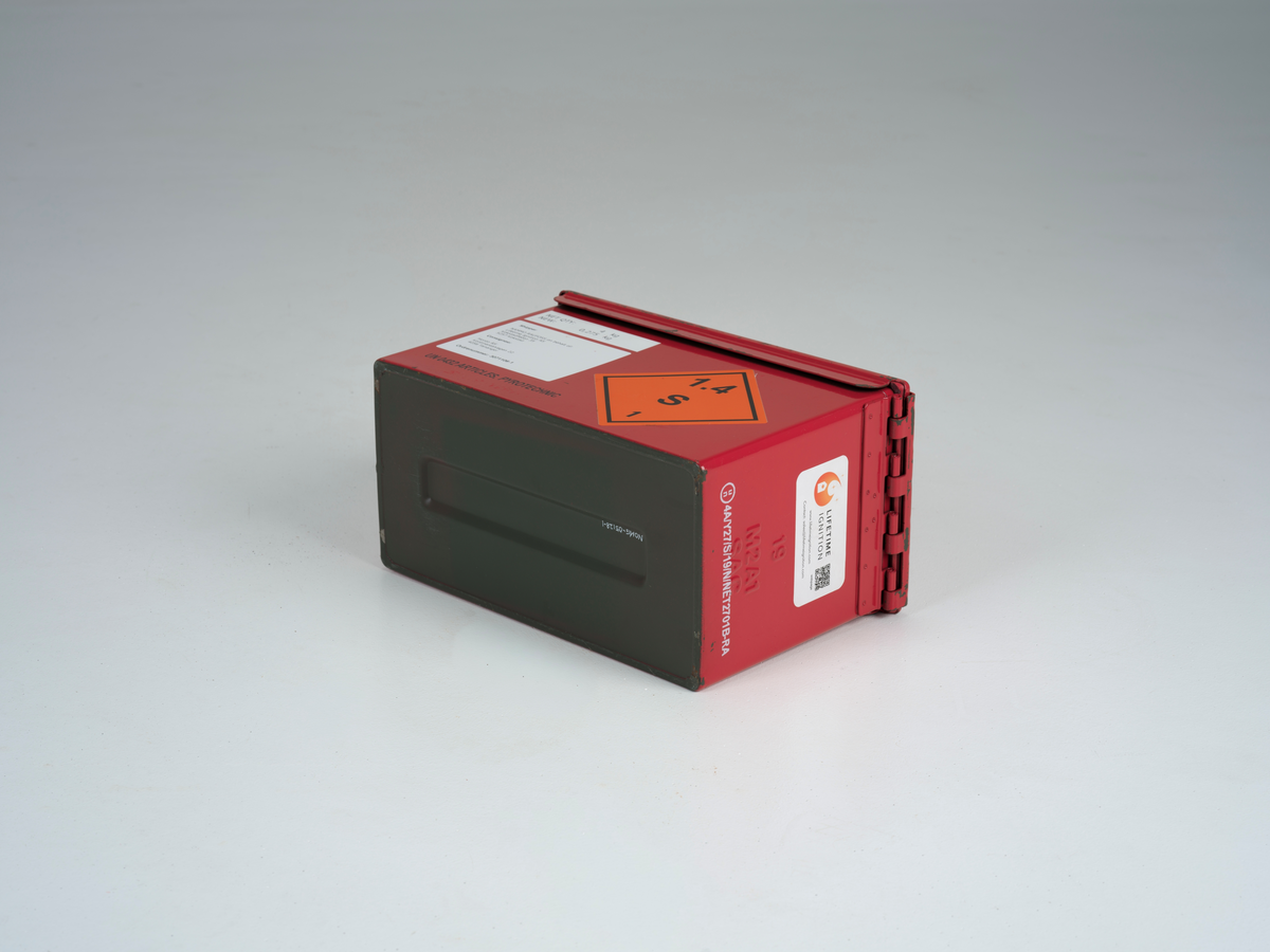 Ammunisjonskasse med hengslet lokk som brukes til å frakte og oppbevare skarp ammunisjon. Innvendig er det en beholder av tre med plass til femti patroner.