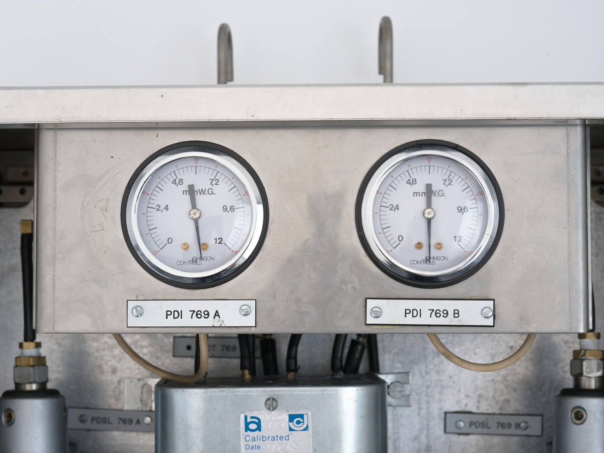 Kontrollskap for overtrykkovervåking. Skapet inneholder manometer, brytere og utstyr for måling av romtrykk i forhold til atmosfæretrykk. Ved lavt trykk gir systemet varsling.

Innvendig i skapet er det limt fast en korrosjonsinhibitor av skumplast som bidrar til å beskytte metalloverflatene inni skapet mot fukt, salter og forurensninger i luften.