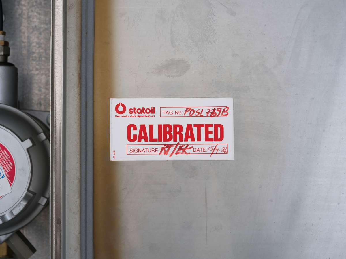 Kontrollskap for overtrykkovervåking. Skapet inneholder manometer, brytere og utstyr for måling av romtrykk i forhold til atmosfæretrykk. Ved lavt trykk gir systemet varsling.

Innvendig i skapet er det limt fast en korrosjonsinhibitor av skumplast som bidrar til å beskytte metalloverflatene inni skapet mot fukt, salter og forurensninger i luften.