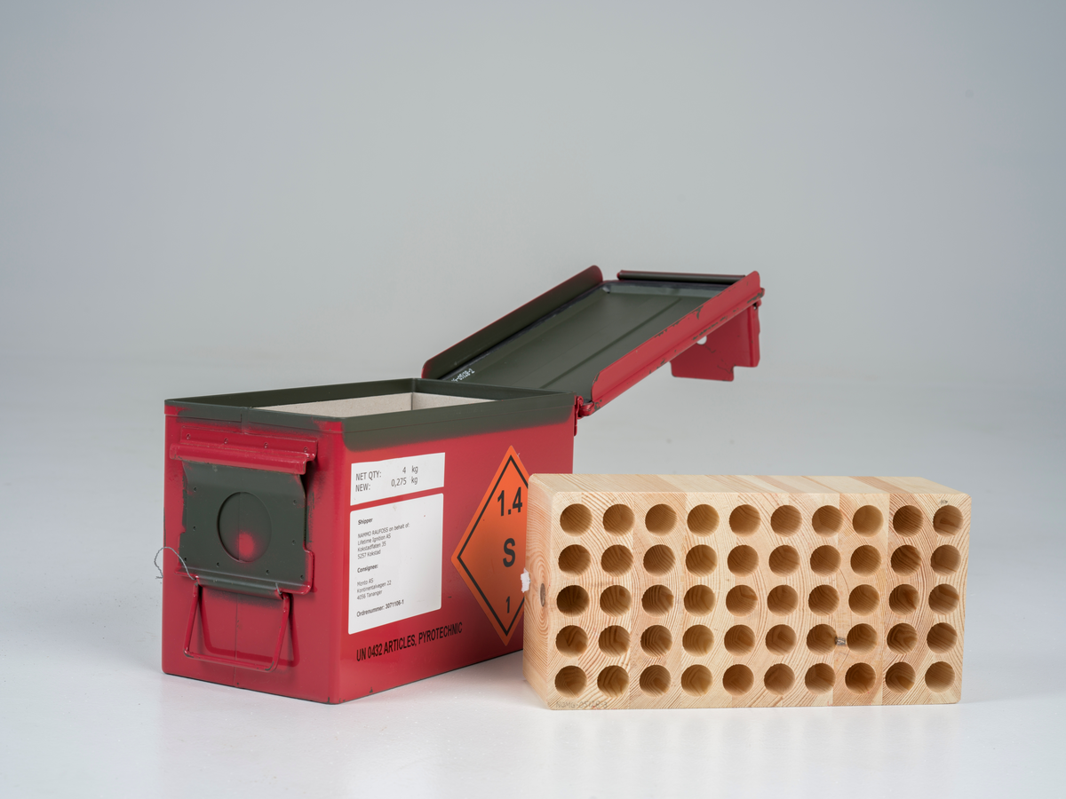 Ammunisjonskasse med hengslet lokk som brukes til å frakte og oppbevare skarp ammunisjon. Innvendig er det en beholder av tre med plass til femti patroner.