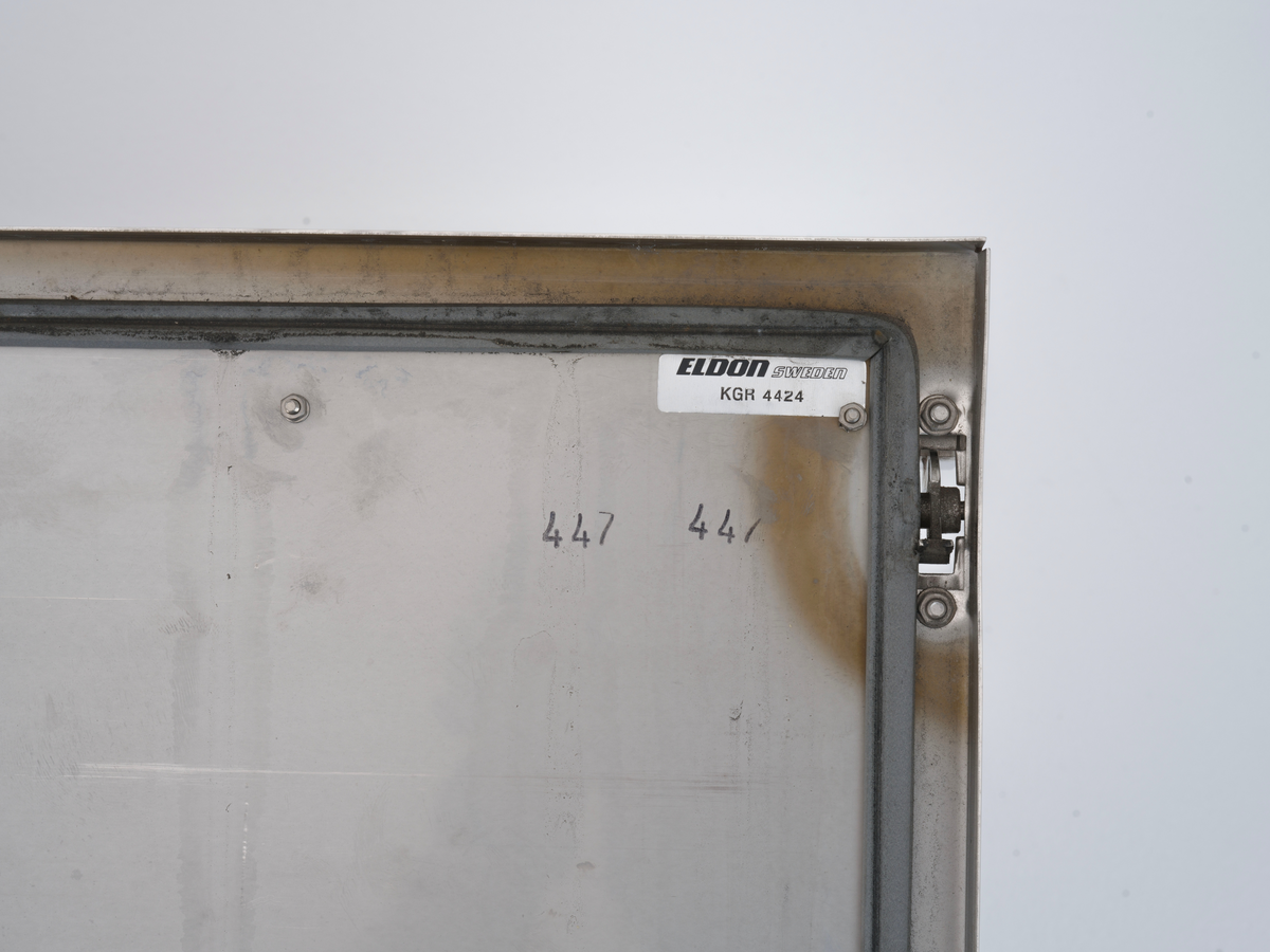 Kontrollskap for overtrykkovervåking. Skapet inneholder manometer, brytere og utstyr for måling av romtrykk i forhold til atmosfæretrykk. Ved lavt trykk gir systemet varsling.

Innvendig i skapet er det limt fast en korrosjonsinhibitor av skumplast som bidrar til å beskytte metalloverflatene inni skapet mot fukt, salter og forurensninger i luften.