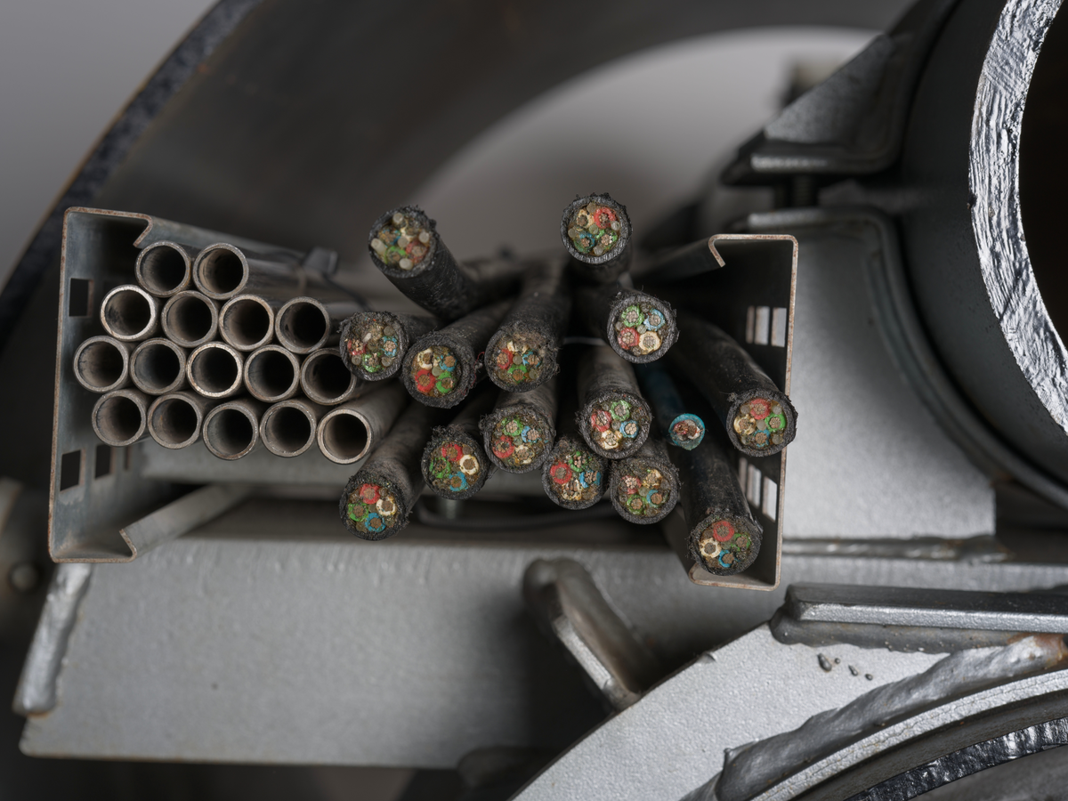 Utstillingsmodell bestående av flere rør som er buntet sammen innvendig i et større rør. Modellen er identisk med rørbunt som ble tatt i bruk på havbunnen på Gullfaks Sør i 1998.