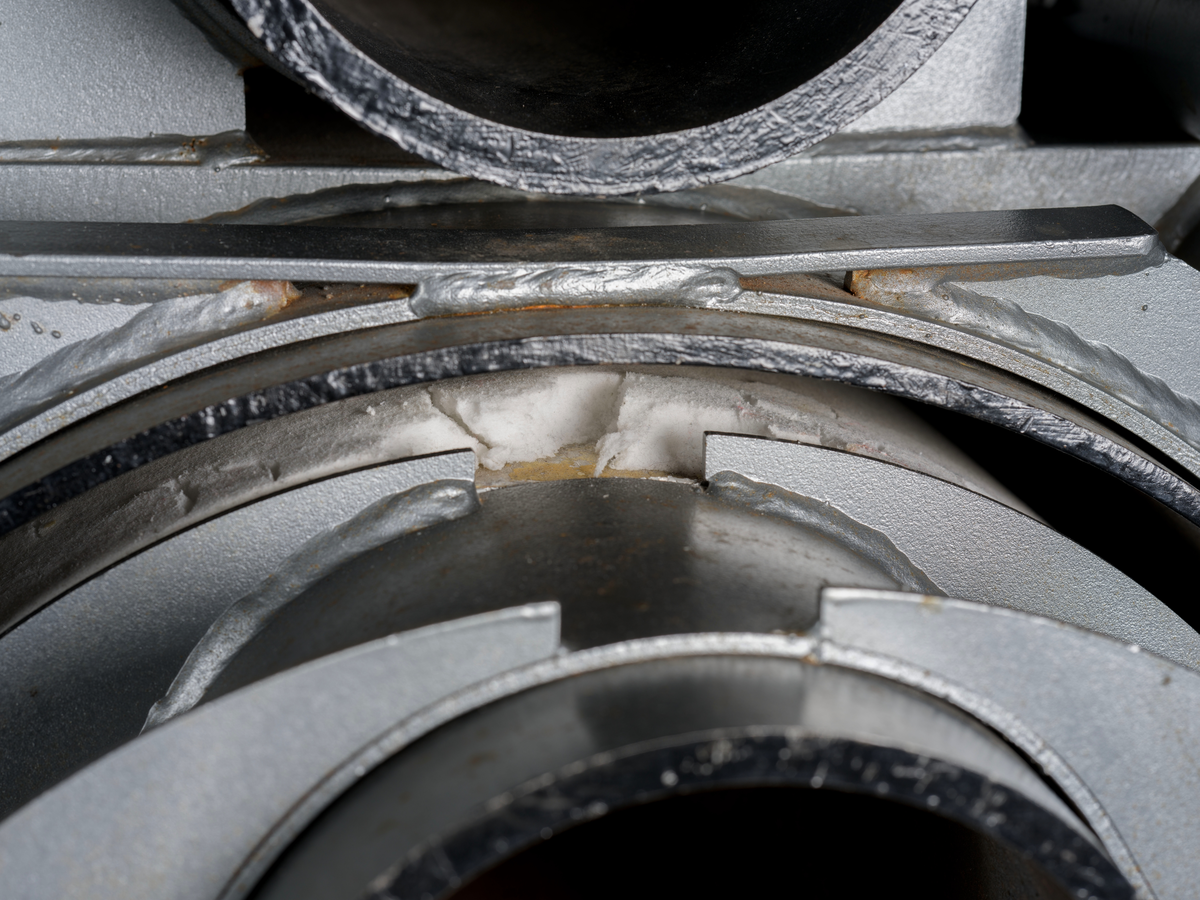 Utstillingsmodell bestående av flere rør som er buntet sammen innvendig i et større rør. Modellen er identisk med rørbunt som ble tatt i bruk på havbunnen på Gullfaks Sør i 1998.