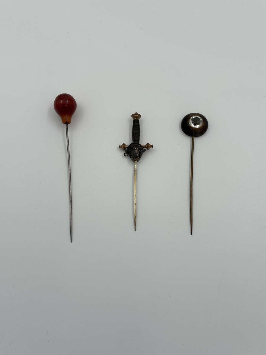 Tre olika schalnålar använda av givarens mor. 
1: Nål med orange knopp
2: Svärdformad nål 
3: Nål med vit sten på metall