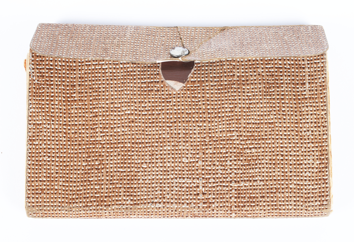 Portmonnä av papp, tryckknapp av järn och läderstropp. Använd till att förvara ransoneringskort i. Brun-gul melerad färg. Börsen har en mängd fack för de olika ransoneringskorten märkta "kaffe", "kött", "ägg", "kläder" m.m. Innehåller ransoneringskuponger av olika slag.