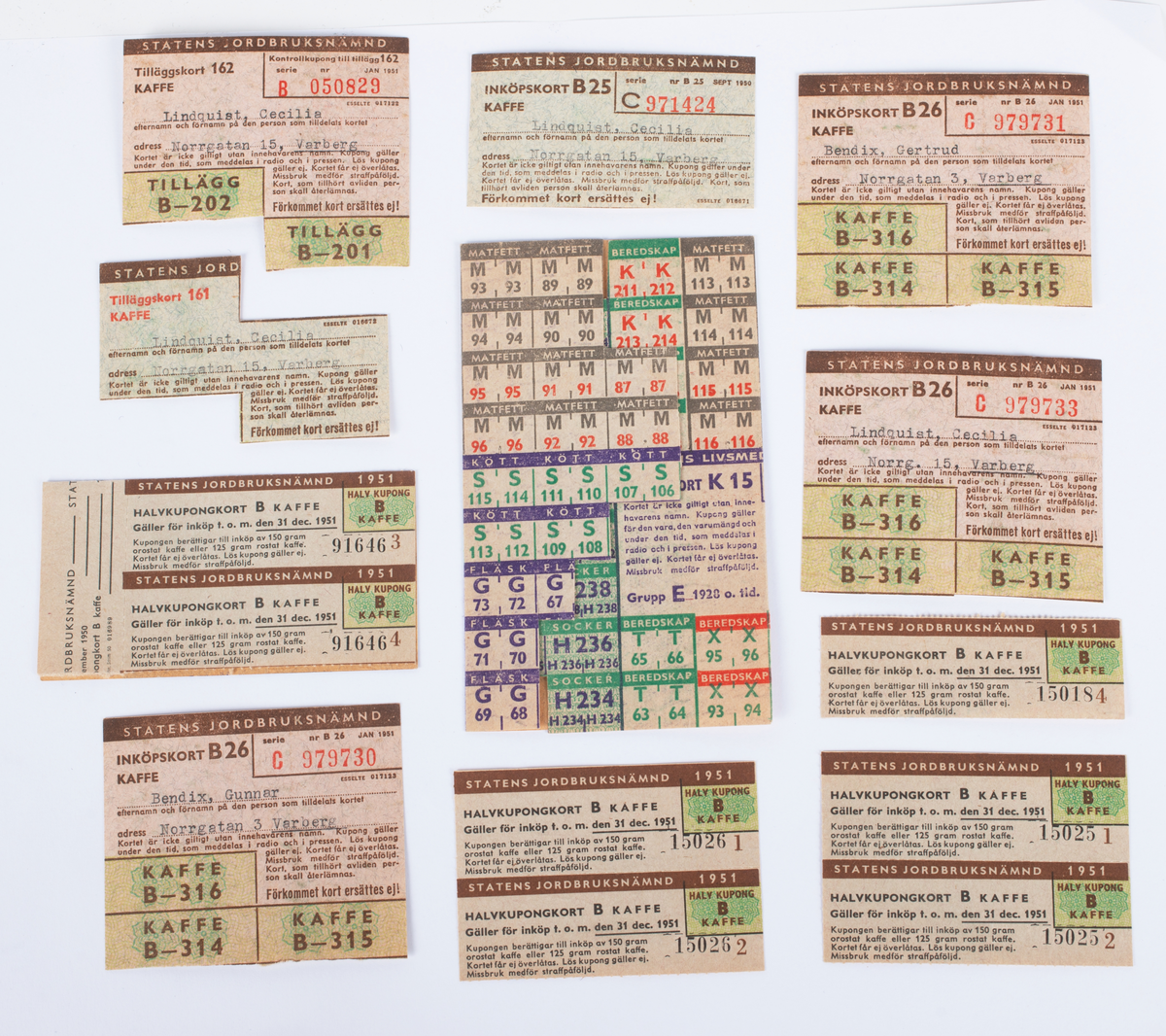 Portmonnä av papp, tryckknapp av järn och läderstropp. Använd till att förvara ransoneringskort i. Brun-gul melerad färg. Börsen har en mängd fack för de olika ransoneringskorten märkta "kaffe", "kött", "ägg", "kläder" m.m. Innehåller ransoneringskuponger av olika slag.