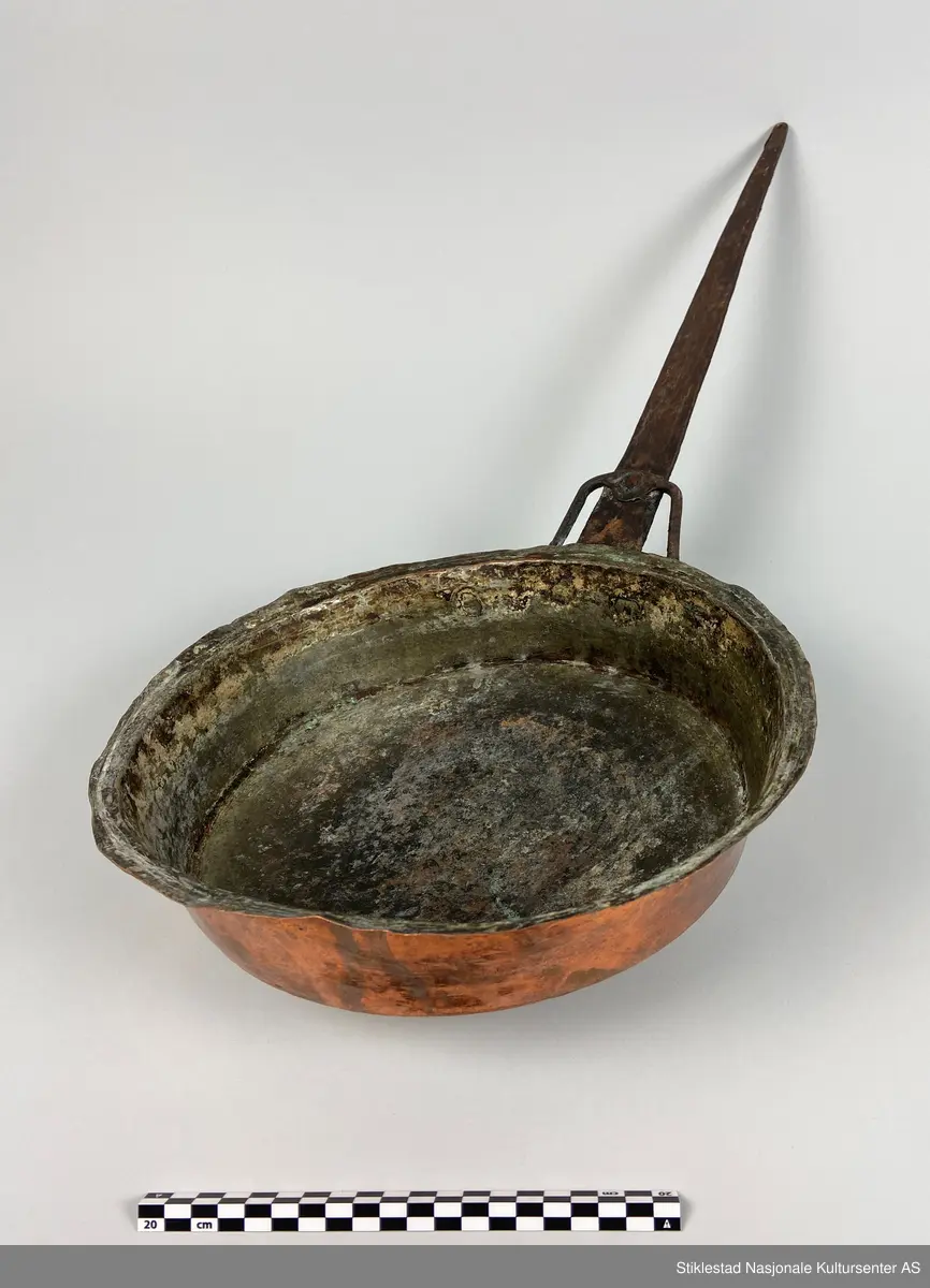 Kobberpanne/kjele med langt skaft. Buet bunn med utstikkende fals i topp/åpning