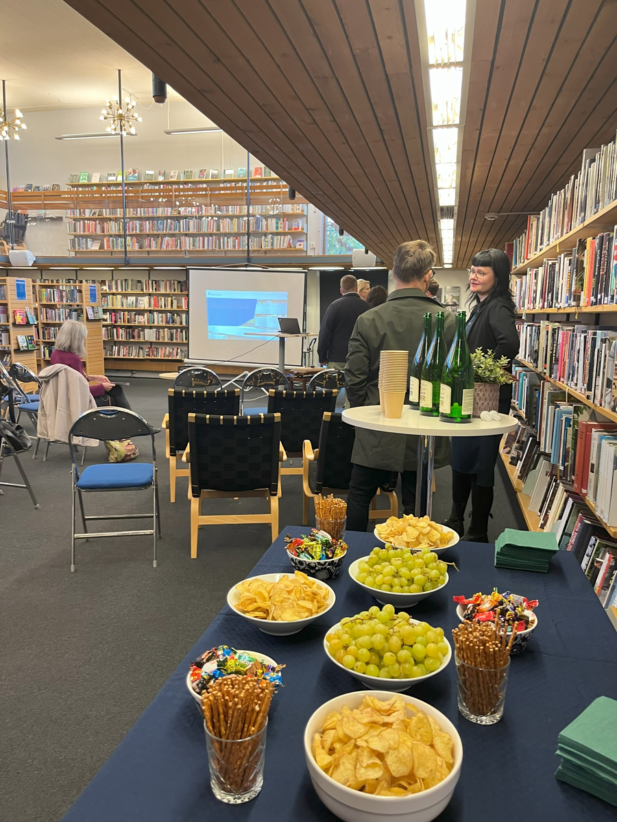 Biblioteket bjuder på snacks och dryck.