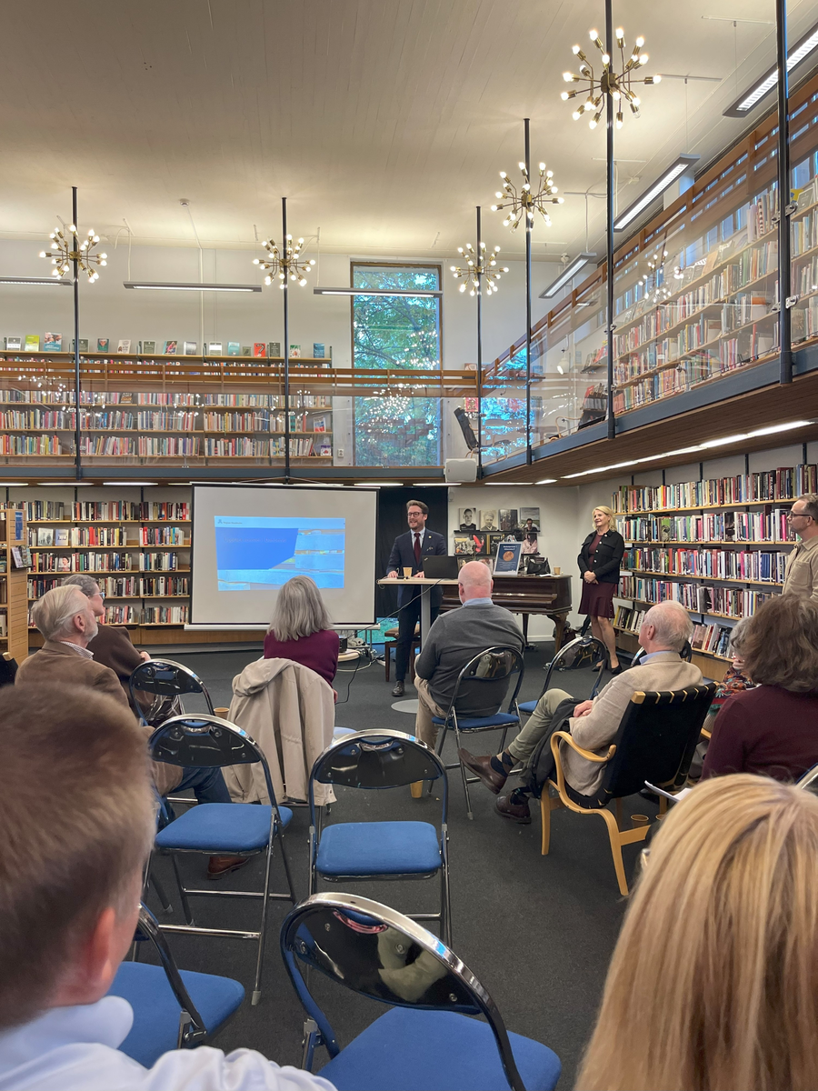 Erik Persson, ordförande i Region Stockholms kulturnämnd inviger Danderyd kommuns medverkan i appen Upptäck konsten.