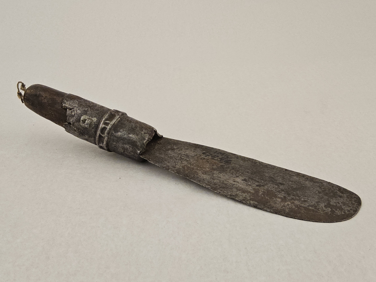 Pannkaksspade eller kniv.