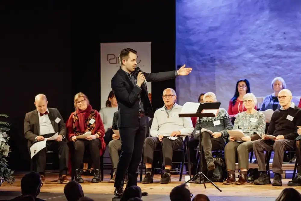 Dirigent og eldre mennesker som synger