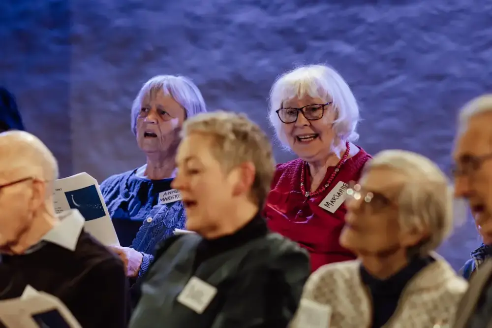 Seks eldre mennesker som synger.