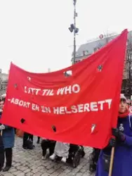 8. mars 2025, kvinnedagen, Youngstorget i Oslo. Banner:"Lytt