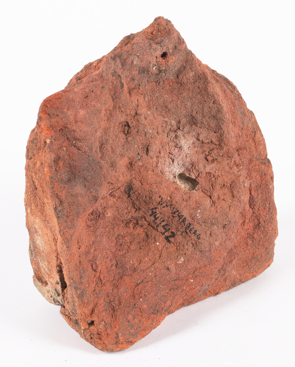 Det mycket omfattande fyndmaterialet domineras av keramik, främst yngre rödgods: grytor, karotter och fat. En del av detta är säkert producerat i Ny Varberg. En del yngre svartgods förekommer också, liksom kakel.

Importvaror från kontinenten är delar av rödgodset liksom vitgods, en hel del stengods och något fajans.

Vidare förekommer glas, både fönsterglas och dryckesglas, järnföremål av olika slag, förutom spik finns t ex lås, vidare mindre mängder brons, mässing och bly, varav några blyplomber.

Fynden har sorterats efter fyndomständighet och typ i följd VMF 50 000 - VMF 86 941, VMF 87 000 - VMF 87 032.

Därtill kommer diverse fyndnummer sten och ben som inte har VMF-nummer. Förmodligen är detta det samlade fyndmaterialets.

Merparten har lagts in i en databas av okänd typ, utskrifter från denna har kompletterats med en del uppgifter påskrivet för hand, liksom VMF-nummer, och finns i blankettform.

Sammanlagt omkring 3500 fyndposter finns att finna i  Primus av de drygt 37 000 posterna. Resten finns alltså endast dokumenterat på blanketter.

Själva sorteringen som helhet är av allt att döma bra gjord, det är bara det att arbetet tyvärr aldrig kunde fullföljas.

Oavsett infallsvinkel och frågeställngar så har fyndmaterialet tillsammans med dokumentationen god potential för vidare bearbetning och forskning.

Keramikfynd i Primus är VMF 50 000 - 52 296, enstaka poster > VMF 56 347, omkring 100 poster runt VMF 59 000, samt VMF 76 778 - 77 036.

Glas, läder, trä och metaller finns på VMF 86 000 - 86 941. Tegel har VMF  87 000 -  87 032.

Antalet fyndbackar är 443 st, varav keramik 362, glas 10, läder mm 6, trä 23, metall 15, tegel 13 samt sten 9 och ben 5 backar med olika fyndnummer men inte VMF-nummer. En del större träföremål som plank finns på pall.