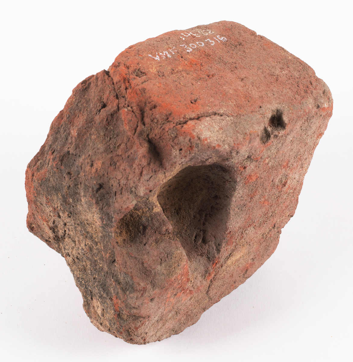 Arkeologisk förundersökning och slutundersökning. Totalt 5455 fyndposter. Vissa poster har gallrats i samband med flytten våren 2020, några har tidigare lämnats för konservering.

Förundersökningen har 48 poster, med flera föremål under samma nummer. Fynden består till övervägande del av keramik av olika typer, ben och järnföremål. Även tegel, slagg, glas, kakel, kritpipor och ett troligt bronsföremål hittades.

Slutundersökningen har 5407 poster.