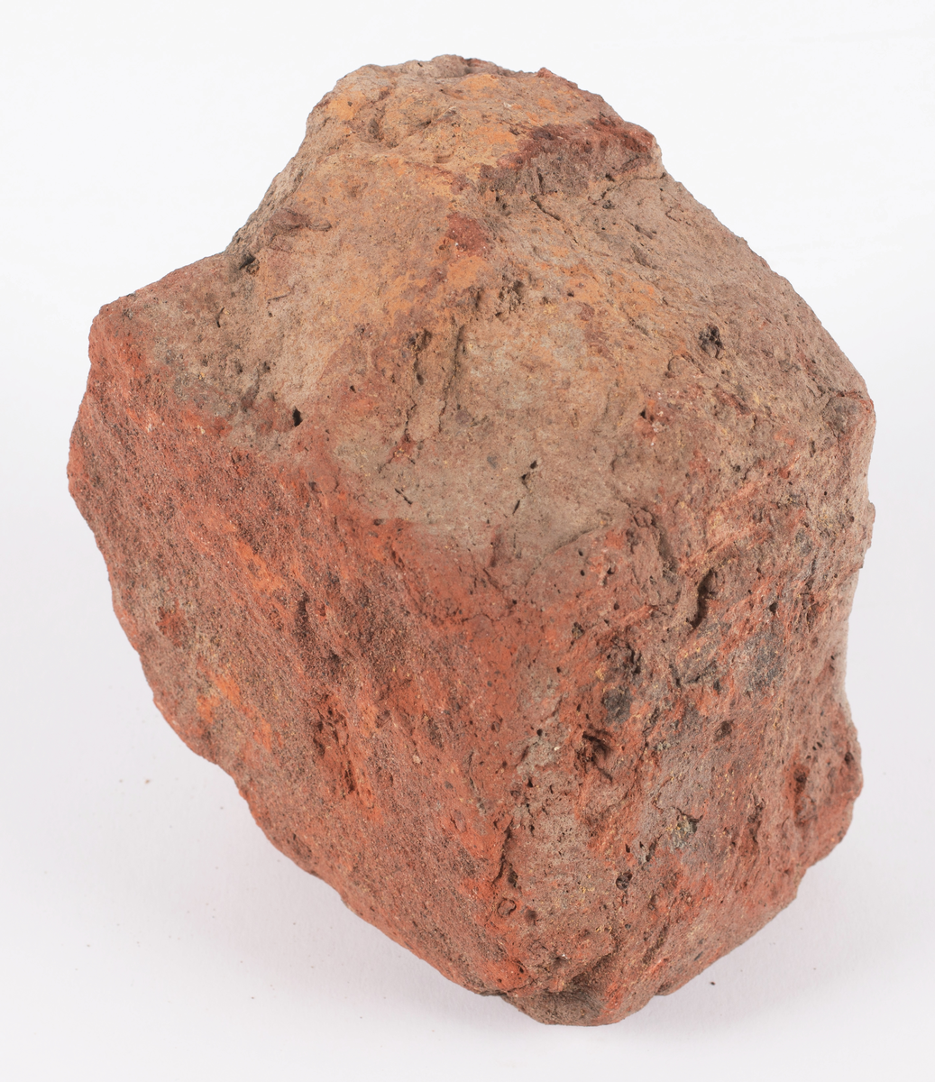 Arkeologisk förundersökning och slutundersökning. Totalt 5455 fyndposter. Vissa poster har gallrats i samband med flytten våren 2020, några har tidigare lämnats för konservering.

Förundersökningen har 48 poster, med flera föremål under samma nummer. Fynden består till övervägande del av keramik av olika typer, ben och järnföremål. Även tegel, slagg, glas, kakel, kritpipor och ett troligt bronsföremål hittades.

Slutundersökningen har 5407 poster.