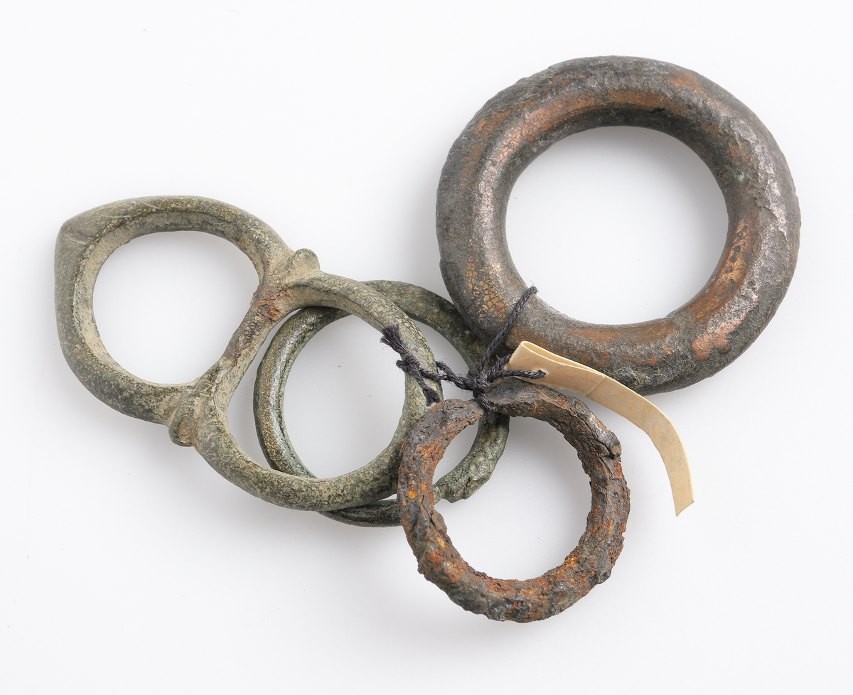 Ringar, två av brons och två av koppar. 

Inskrivet i huvudkatalog 1887.
