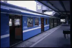 Tunnelbanetåg med blå och gröna vagnar år 1990