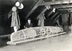 MYGGAN med sin konstruktör under byggnad i FKI:s båthus vid Djurgårdsbrunnsviken 1908.