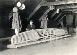 MYGGAN med sin konstruktör under byggnad i FKI:s båthus vid 