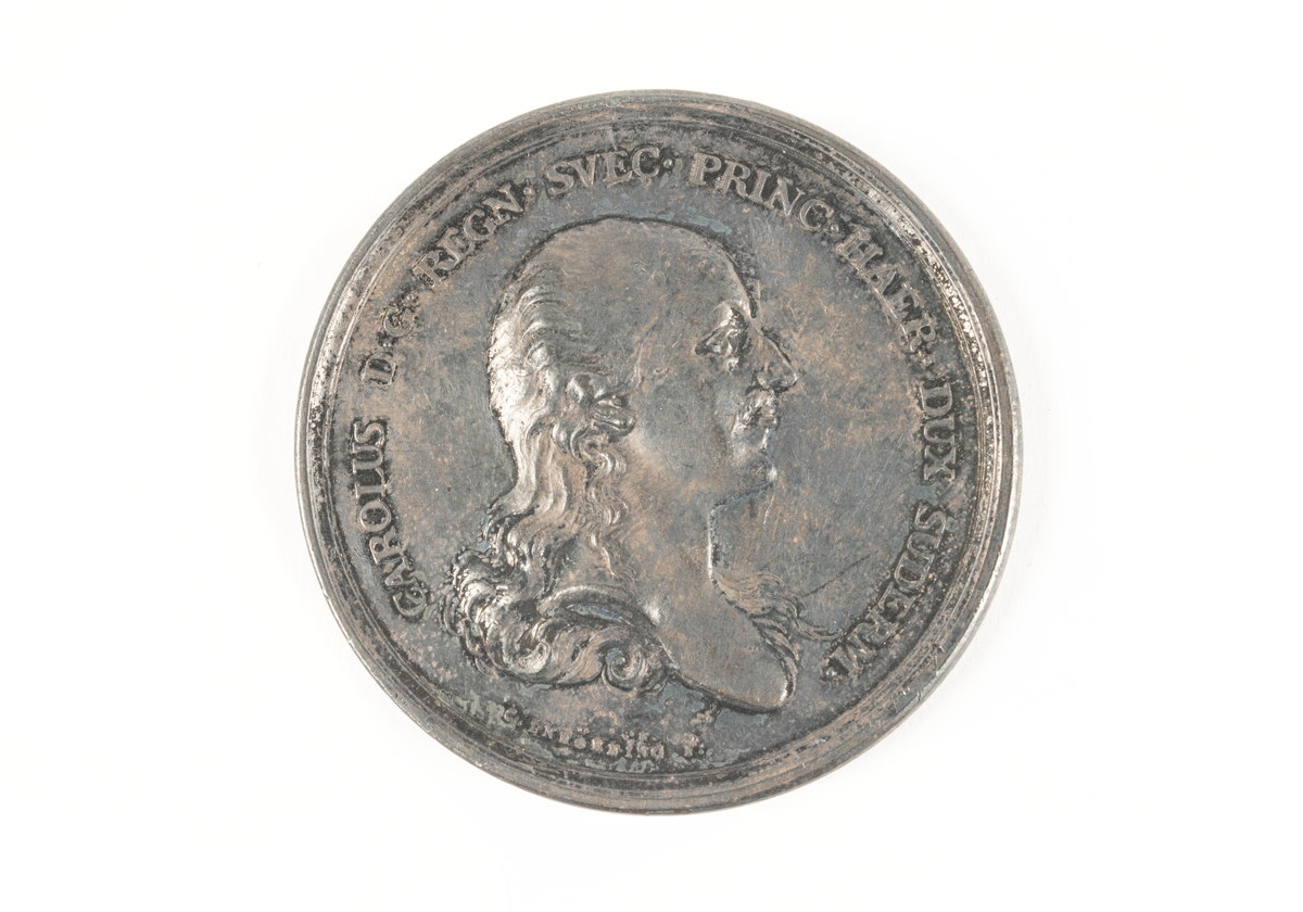 Åtsida: Porträtt av hertige Carl.
Frånsida: Fredsgudinnan på en galärstäv.