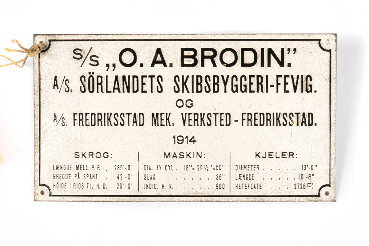 Fartygsmodell hel i block av trä och metall, s/s O. A. Brodin av Gefle, riggat med två master och fyra fyrkantiga pålmaster, vardera med lastbom, midskepps midskeppshus och kommandobrygga, på poopen däckshus, på för- och akterdäck vinterdäckslast av sågat virke försedd med stöttor och surrning, tre båtar i dävertar. Svartmålat skrov med rak stäv, röd bottenfärg. Svart skorsten med 3 vita ringar och vit cirkel.F