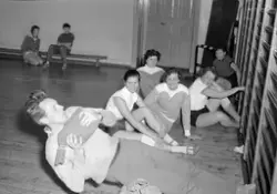 Bjørn "Barfot" Gundersen instruerer friidrettsjenter