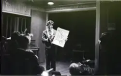 Sildebord i kirka. Underholdning med "Allano".