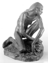 Kvinne som sitter på huk [Skulptur]