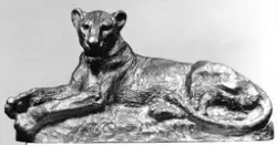 Liggende løvinne [Skulptur]
