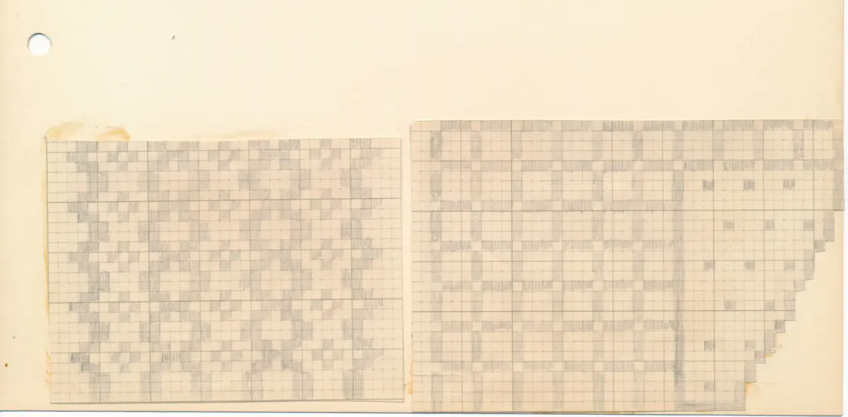 En stickad fingervante, med mönstrad mudd i 2-2 resår (2 räta och 2 aviga maskor) och mönsterstickad vante i slätstickning, av 2-trådigt ullgarn.