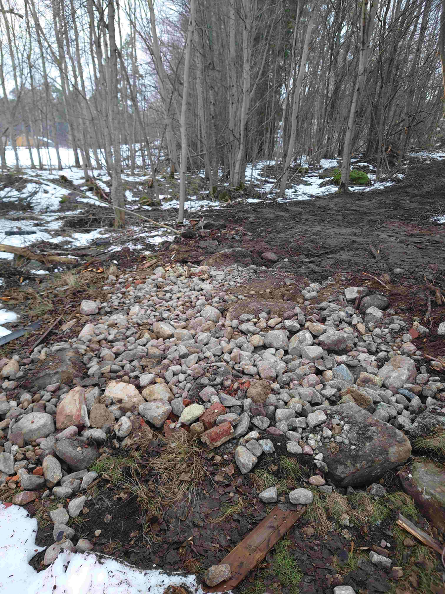 Resumé: 
Den förra ägaren av Älgbostad sålde gården 2009 till en flerbarnsfamilj som hade planer på att driva en hästgård. De hann äga fastigheten i 1 månad innan kommunen hävde köpet 2009 med stöd av argumenten att Älgbostad är: 

-Fast egendom som behövs för att tillgodose ett väsentligt behov av mark eller anläggning för idrott eller friluftsliv

-Fast egendom med byggnad som bör bevaras därför att den är värdefull från kulturhistorisk eller miljömässig synpunkt,
Samtliga partier skrev under på detta och menade att det fanns ett stort behov av att utöka det populära Hökmossbadet, värna allmänhetens tillträde till området, bevara den ”gröna kilen och göra en gång- och cykelväg till Jägarskogens naturreservat.
Denna omsorg om medborgarnas tillgång till rekreation, natur- och kulturupplevelser var totalt bortglömd när 2015 års markanvisningstävlan gick av stapeln.
Efter att ha fått strandskyddet om 300 meter, som gäller hela Yngern, ändrat till 100 meter just för Älgbostad överträffade de tävlande entreprenörerna varandra. De interna/hemliga exploateringsförslagen läckte ut och kom till allmänhetens kännedom. Inte bara Älgbostad skulle hårdexploateras, utan även angränsande kommunal mark.
2016 genomfördes en namninsamling som fick in totalt 954 namnunderskrifter som begärde en folkomröstning om byggplanerna. Kommunfullmäktige avslog namninsamlingen av formella skäl och beslutade att gå vidare med byggplanerna.
Under den korta samrådstiden över jul- nyårshelgen 2017/18 lämnade 193 Nykvarnsbor svaret nej till bostadsbyggande och ja till friluftsområde med utvidgat bad.
Moderaterna och Nykvarnspartiet var då de partier som var ivrigast för exploatering.  Centerpartiet, Miljöpartiet, Vänsterpartiet och Sverigedemokraterna var mot byggplanerna. Liberalerna och Socialdemokraterna valde därför att gå vidare med ett ”mindre” exploateringsförslag utmed Karlslundsvägen. De tre stora partierna Moderaterna, Nykvarnspartiet och Socialdemokraterna ställde tillsammans ut förslaget på granskning. 
Det blev inte mycket kvar av ”allmänhetens tillträde till området” med det presenterade detaljplaneförslaget. Därför startade föreningen Älgbostads vänner 2020 en ny namninsamling via listor och på nätet. Ett folkinitiativ för att samla de Nykvarnsbor som vill se kommunens ursprungliga planer för Älgbostad förverkligade. Så här löd parollen
Stoppa byggplanerna vid Hökmossbadet/Älgbostad – fullfölj det syfte som gav kommunen rätt till förköp – utveckla ett friluftsområde med utvidgat bad.
Inte heller den namninsamlingen lyckades påverka byggplanerna så Älgbostads vänner tillsammans med andra intressenter drev frågan vidare till Mark och Miljödomstolen och senare i Mark och Miljööverdomstolen och i december 2020 fick vi rätt med motiveringen att man inte får bygga på brukningsvärd jordbruksmark om det finns alternativ. 
Sedan 2009 har förvaltning och underhåll av fastigheten stått nästan helt still, med den förödande konsekvensen att husen förfallit mer och mer. Efter påtryckningar från Älgbostads vänner har vissa åtgärder genomförts på senare tid. Men alldeles för sent.
Nu i januari 2026 rivs alla hus enligt beslut i kommunstyrelsen, trots överklaganden och protester från folk, fridlysta fladdermöss och trots att man en gång slog fast att Älgbostad är en ”fast egendom med byggnad som bör bevaras därför att den är värdefull från kulturhistorisk eller miljömässig synpunkt”. 
När byggnaderna är rivna kommer fastigheterna inte längre att vara taxerade som bebyggda lantbruksfastigheter och Nykvarns kommun får möjligen lättare att uppnå sin tidigare målsättning att sälja marken och bygga bostäder.
Nykvarns kommun har sedan tidigare en historia av omfattande exploateringar av jordbruksmark och kulturhistoriska miljöer. Vidbynäs såldes billigt och bördig jord fraktades bort. Kvar blev en golfbana. Mörby, Nykvarns kulturhistoriska vagga med omfattande jordbruksmark, har ersatts av ett logistikcentrum.
I kommunens översiktsplan 2035 skriver man; Kommunens utgångspunkt är att brukningsbar jordbruksmark enbart får ianspråktas för ett väsentligt samhällsintresse som inte kan tillgodoses på annan plats. Kommunen har lagt till en definition av vad väsentligt samhällsintresse är. Att tillskapa nya bostäder i befintliga större sammanhängande områden, såsom tätorten Nykvarn, som har tillgång till VA-infrastruktur, väginfrastruktur, gång- och cykelinfrastruktur samt kollektivtrafik, bedömds vara ett väsentligt samhällsintresse. 
Föreningen Älgbostads vänner kommer därför att fortsätta bevaka den pågående utvecklingen, för att området verkligen ska bli det friluftsområde man ursprungligen argumenterade för. 
Föreningen vill att namnet Älgbostad bevaras och att gårdens historia presenteras i en informationsskylt. Älgbostad har varit boplats sedan forntiden och finns dokumenterad i kartor och handlingar sedan tidigt 1600-tal.

Texten har publicerats i  Länstidningen Södertälje i januari 2026 
