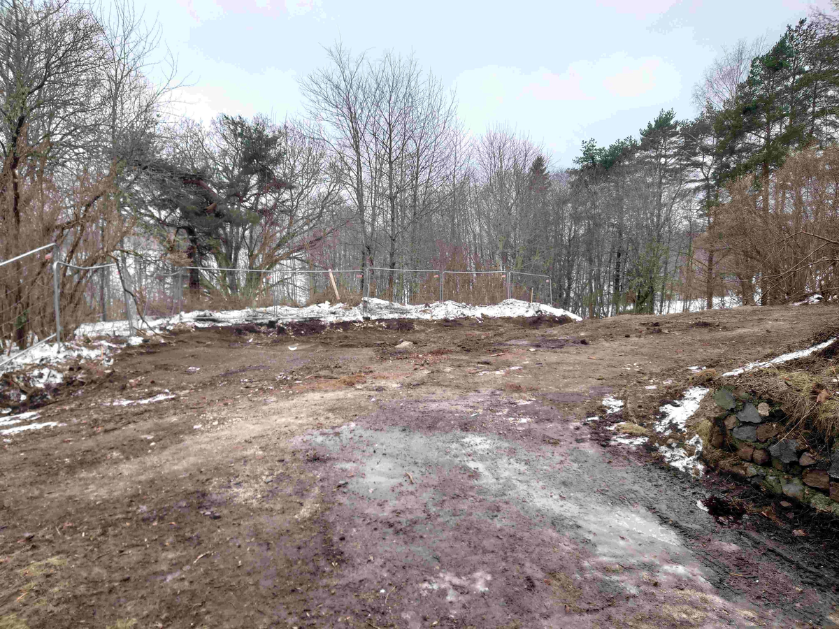 Resumé: 
Den förra ägaren av Älgbostad sålde gården 2009 till en flerbarnsfamilj som hade planer på att driva en hästgård. De hann äga fastigheten i 1 månad innan kommunen hävde köpet 2009 med stöd av argumenten att Älgbostad är: 

-Fast egendom som behövs för att tillgodose ett väsentligt behov av mark eller anläggning för idrott eller friluftsliv

-Fast egendom med byggnad som bör bevaras därför att den är värdefull från kulturhistorisk eller miljömässig synpunkt,
Samtliga partier skrev under på detta och menade att det fanns ett stort behov av att utöka det populära Hökmossbadet, värna allmänhetens tillträde till området, bevara den ”gröna kilen och göra en gång- och cykelväg till Jägarskogens naturreservat.
Denna omsorg om medborgarnas tillgång till rekreation, natur- och kulturupplevelser var totalt bortglömd när 2015 års markanvisningstävlan gick av stapeln.
Efter att ha fått strandskyddet om 300 meter, som gäller hela Yngern, ändrat till 100 meter just för Älgbostad överträffade de tävlande entreprenörerna varandra. De interna/hemliga exploateringsförslagen läckte ut och kom till allmänhetens kännedom. Inte bara Älgbostad skulle hårdexploateras, utan även angränsande kommunal mark.
2016 genomfördes en namninsamling som fick in totalt 954 namnunderskrifter som begärde en folkomröstning om byggplanerna. Kommunfullmäktige avslog namninsamlingen av formella skäl och beslutade att gå vidare med byggplanerna.
Under den korta samrådstiden över jul- nyårshelgen 2017/18 lämnade 193 Nykvarnsbor svaret nej till bostadsbyggande och ja till friluftsområde med utvidgat bad.
Moderaterna och Nykvarnspartiet var då de partier som var ivrigast för exploatering.  Centerpartiet, Miljöpartiet, Vänsterpartiet och Sverigedemokraterna var mot byggplanerna. Liberalerna och Socialdemokraterna valde därför att gå vidare med ett ”mindre” exploateringsförslag utmed Karlslundsvägen. De tre stora partierna Moderaterna, Nykvarnspartiet och Socialdemokraterna ställde tillsammans ut förslaget på granskning. 
Det blev inte mycket kvar av ”allmänhetens tillträde till området” med det presenterade detaljplaneförslaget. Därför startade föreningen Älgbostads vänner 2020 en ny namninsamling via listor och på nätet. Ett folkinitiativ för att samla de Nykvarnsbor som vill se kommunens ursprungliga planer för Älgbostad förverkligade. Så här löd parollen
Stoppa byggplanerna vid Hökmossbadet/Älgbostad – fullfölj det syfte som gav kommunen rätt till förköp – utveckla ett friluftsområde med utvidgat bad.
Inte heller den namninsamlingen lyckades påverka byggplanerna så Älgbostads vänner tillsammans med andra intressenter drev frågan vidare till Mark och Miljödomstolen och senare i Mark och Miljööverdomstolen och i december 2020 fick vi rätt med motiveringen att man inte får bygga på brukningsvärd jordbruksmark om det finns alternativ. 
Sedan 2009 har förvaltning och underhåll av fastigheten stått nästan helt still, med den förödande konsekvensen att husen förfallit mer och mer. Efter påtryckningar från Älgbostads vänner har vissa åtgärder genomförts på senare tid. Men alldeles för sent.
Nu i januari 2026 rivs alla hus enligt beslut i kommunstyrelsen, trots överklaganden och protester från folk, fridlysta fladdermöss och trots att man en gång slog fast att Älgbostad är en ”fast egendom med byggnad som bör bevaras därför att den är värdefull från kulturhistorisk eller miljömässig synpunkt”. 
När byggnaderna är rivna kommer fastigheterna inte längre att vara taxerade som bebyggda lantbruksfastigheter och Nykvarns kommun får möjligen lättare att uppnå sin tidigare målsättning att sälja marken och bygga bostäder.
Nykvarns kommun har sedan tidigare en historia av omfattande exploateringar av jordbruksmark och kulturhistoriska miljöer. Vidbynäs såldes billigt och bördig jord fraktades bort. Kvar blev en golfbana. Mörby, Nykvarns kulturhistoriska vagga med omfattande jordbruksmark, har ersatts av ett logistikcentrum.
I kommunens översiktsplan 2035 skriver man; Kommunens utgångspunkt är att brukningsbar jordbruksmark enbart får ianspråktas för ett väsentligt samhällsintresse som inte kan tillgodoses på annan plats. Kommunen har lagt till en definition av vad väsentligt samhällsintresse är. Att tillskapa nya bostäder i befintliga större sammanhängande områden, såsom tätorten Nykvarn, som har tillgång till VA-infrastruktur, väginfrastruktur, gång- och cykelinfrastruktur samt kollektivtrafik, bedömds vara ett väsentligt samhällsintresse. 
Föreningen Älgbostads vänner kommer därför att fortsätta bevaka den pågående utvecklingen, för att området verkligen ska bli det friluftsområde man ursprungligen argumenterade för. 
Föreningen vill att namnet Älgbostad bevaras och att gårdens historia presenteras i en informationsskylt. Älgbostad har varit boplats sedan forntiden och finns dokumenterad i kartor och handlingar sedan tidigt 1600-tal.

Texten har publicerats i  Länstidningen Södertälje i januari 2026 
